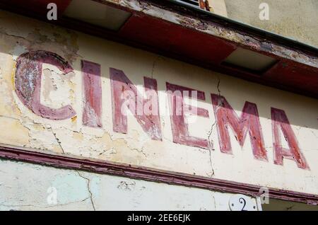 Vecchia scritta "Cinema" sulla facciata della casa dagli agenti atmosferici Foto Stock