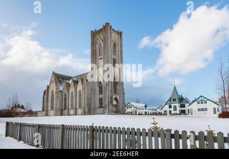 Vista della cattedrale cattolica romana di Cristo Re (D-mkirkja Krists konungs) e della scuola di Landakot nel centro di Reykjavik, Islanda nella neve Foto Stock