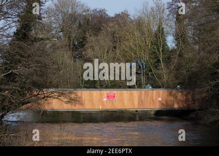 Denham, Regno Unito. 13 febbraio 2021. Una vista di un ponte temporaneo di Bailey attraverso il fiume Colne a Denham Ford per essere utilizzato da appaltatori che lavorano per conto di HS2 Ltd per trasferire un pilone nel Denham Country Park. Un campo di protesta occupato da attivisti contrari al progetto ferroviario ad alta velocità HS2 della ribellione HS2 si trova dietro il ponte sulla riva lontana del fiume. Credit: Mark Kerrison/Alamy Live News Foto Stock