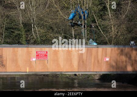 Denham, Regno Unito. 13 febbraio 2021. Una vista di un ponte temporaneo di Bailey attraverso il fiume Colne a Denham Ford per essere utilizzato da appaltatori che lavorano per conto di HS2 Ltd per trasferire un pilone nel Denham Country Park. Un campo di protesta occupato da attivisti contrari al progetto ferroviario ad alta velocità HS2 della ribellione HS2 si trova dietro il ponte sulla riva lontana del fiume. Credit: Mark Kerrison/Alamy Live News Foto Stock