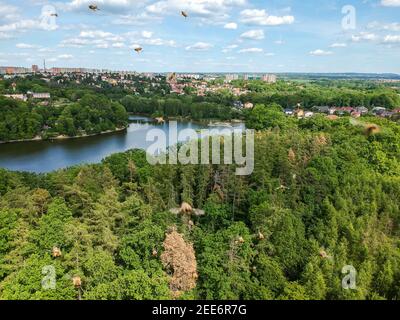 Vista aerea della diga di Hostivar a Praga mentre il drone era attacco da parte delle api Foto Stock