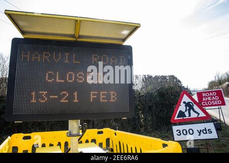 Harefield, Regno Unito. 13 febbraio 2021. Un cartello indica la chiusura di Harvil Road nella valle del Colne per facilitare l'abbattimento di alcuni dei pochi alberi rimasti nella zona per il collegamento ferroviario ad alta velocità HS2. Quattro attivisti anti-HS2 erano stati sfrattati da un campo stradale e tre da alberi vicini da bailiffs che agiscono per HS2 Ltd durante la notte. Credit: Mark Kerrison/Alamy Live News Foto Stock