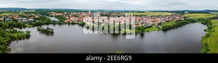 Vista panoramica aerea dello stagno di Papez e del centro di Dobris repubblica Ceca Foto Stock