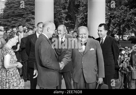 La First Lady Mamie Eisenhower degli Stati Uniti, il Presidente degli Stati Uniti Dwight Eisenhower, il Segretario di Stato degli Stati Uniti John Foster Dulles (centro, indietro) e il Vice Presidente degli Stati Uniti Richard Nixon (destra), salutando il primo Ministro britannico Winston Churchill, il Vice primo Ministro britannico Anthony Eden (seconda a sinistra) alla Casa Bianca, Washington, D.C., USA, Thomas J. o'Halloran, giugno 25, 1954 Foto Stock