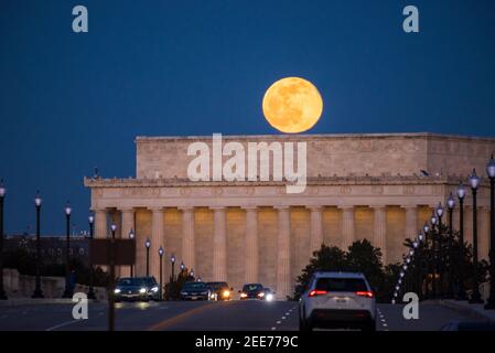 La luna piena sorge sopra l'Arlington Memorial Bridge e il Lincoln Memorial. Serie 4 di 7. Foto Stock