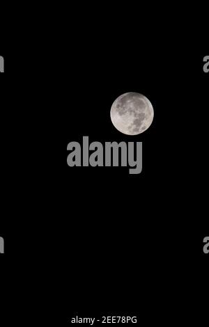 La luna piena su Washington, DC. Una luna piena è la fase lunare che si verifica quando la Luna è completamente illuminata come vista dalla Terra. Foto Stock