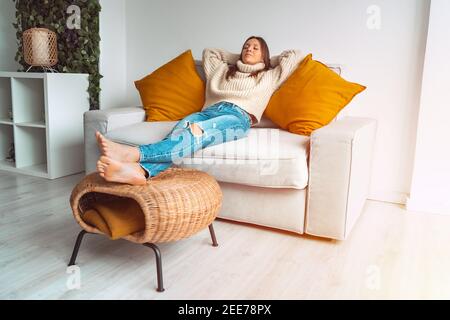 Donna calma e rilassata che riposa o che dorme sul divano a casa. Godendo la pausa Foto Stock