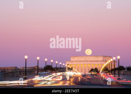 La luna piena sorge sopra l'Arlington Memorial Bridge e il Lincoln Memorial. Pila di 5 immagini ciascuna presa minuti a distanza. Foto Stock