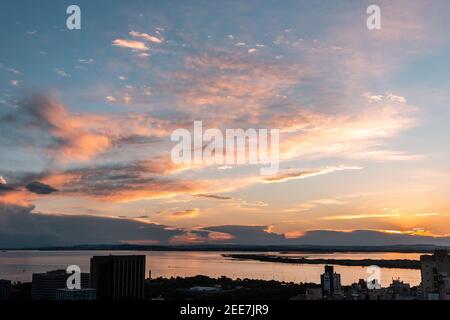 Tramonto sul lago Guaiba a Porto Alegre, Brasile Foto Stock