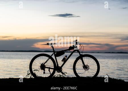 Silhouette in bicicletta al tramonto a Porto Alegre, Brasile Foto Stock