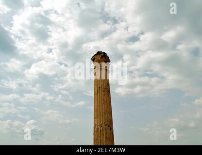 Colonna alle rovine Sito delle Terme Antonine Romane nel Cartagine di Tunisi Foto Stock