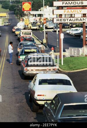 La crisi del gas nel 1976. Le stazioni di riempimento si sono trovate Frederic ksburg, Virginia fotografia di Dennis Brack Foto Stock