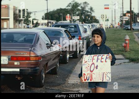 La crisi del gas nel 1976. Le stazioni di riempimento intorno a Fairfax, virginia fotografia di Dennis Brack Foto Stock