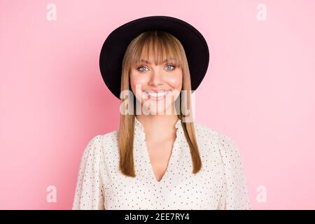 Foto di bella giovane donna toothy sorriso beaming indossare retro cappuccio camicia punteggiata isolato sfondo di colore rosa Foto Stock