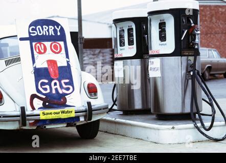 La crisi del gas nel 1976. Le stazioni di riempimento trovato Fairfax, virginia fotografia di Dennis Brack Foto Stock