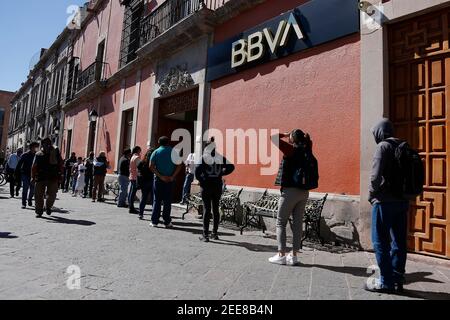 Le persone che indossano maschere facciali si allineano all'esterno della banca BBVA.nello stato del queretaro, l'orario di lavoro dei ristoranti e dei negozi commerciali è stato esteso, il numero di casi positivi di coronavirus è stato lentamente in diminuzione nelle ultime due settimane, le autorità sanitarie ha confermato. Foto Stock