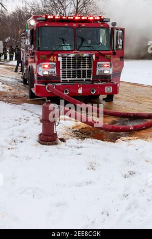 Engine Company 41, con alimentazione agganciata ad idrante, incendio della struttura, Detroit, MI, USA, di James D Coppinger/Dembinsky Photo Assoc Foto Stock