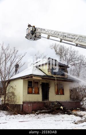 Tower Ladder 7, Detroit Fire Department, Vacant dwelling Fire, Detroit, MI, USA, di James D Coppinger/Dembinsky Photo Assoc Foto Stock