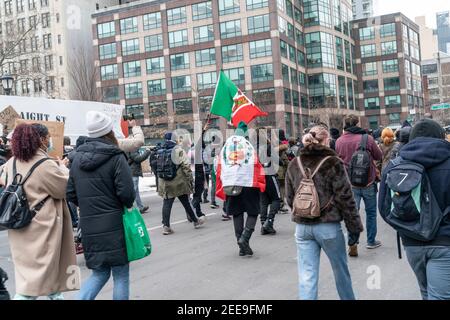 New York, NY - 15 febbraio 2021: I manifestanti si radunano e marciano contro IL GHIACCIO e per Javier Castillo Maradiaga a Manhattan Foto Stock