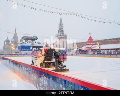 Mosca. Russia. 12 febbraio 2021. La Piazza Rossa. Un'auto pulisce la neve e lucida il ghiaccio sulla pista di pattinaggio del grande magazzino principale su un Foto Stock