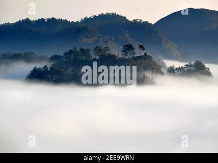 Pechino, Cina. 15 Feb 2021. La foto scattata il 15 febbraio 2021 mostra il paesaggio nuvoloso del Monte Wuyi, nella provincia di Fujian, nel sud-est della Cina. Credit: Wei Peiquan/Xinhua/Alamy Live News Foto Stock