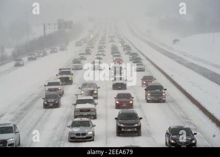 Des Peres, Stati Uniti. 15 Feb 2021. Il traffico si muove lentamente durante una tempesta di neve sull'autostrada 270 a Des Peres, Missouri, lunedì 15 febbraio 2021. St. Louis ricevette circa otto centimetri di neve mentre le temperature rimasero intorno a zero per il giorno, con temperature reali circa 16 gradi al di sotto dello zero. Photo by Bill Greenblatt/UPI Credit: UPI/Alamy Live News Foto Stock