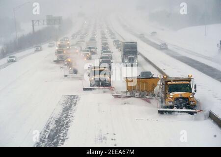 Des Peres, Stati Uniti. 15 Feb 2021. Gli spazzaneve dello stato del Missouri formano un passacavi per sgombrare la neve sull'autostrada 270 a Des Peres, Missouri, lunedì 15 febbraio 2021. St. Louis ricevette circa otto centimetri di neve mentre le temperature rimasero intorno a zero per il giorno, con temperature reali circa 16 gradi al di sotto dello zero. Photo by Bill Greenblatt/UPI Credit: UPI/Alamy Live News Foto Stock