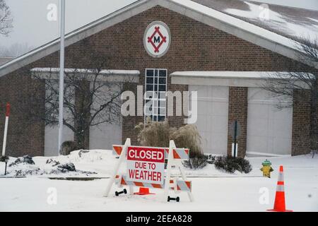 Des Peres, Stati Uniti. 15 Feb 2021. Il Missouri Athletic Club è chiuso al lavoro per la giornata a causa di una tempesta di neve a Des Peres, Missouri, lunedì 15 febbraio 2021. St. Louis ricevette circa otto centimetri di neve mentre le temperature rimasero intorno a zero per il giorno, con temperature reali circa 16 gradi al di sotto dello zero. Photo by Bill Greenblatt/UPI Credit: UPI/Alamy Live News Foto Stock