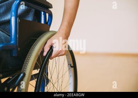 Le persone con disabilità possono accedere ovunque nel luogo pubblico con sedia a rotelle, che li rende indipendenti nel trasporto Foto Stock