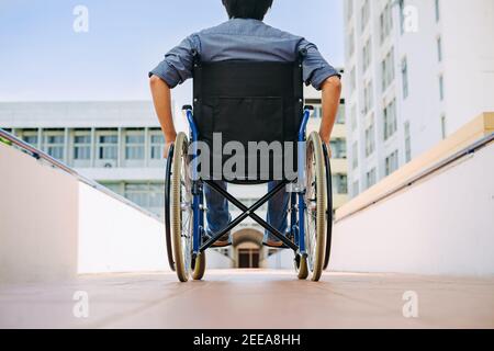 Le persone con disabilità possono accedere ovunque nel luogo pubblico con sedia a rotelle, che li rende indipendenti nel trasporto Foto Stock