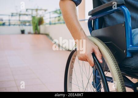 Le persone con disabilità possono accedere ovunque nel luogo pubblico con sedia a rotelle, che li rende indipendenti nel trasporto Foto Stock