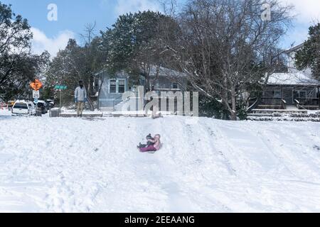 Austin, Texas, Stati Uniti. 15 Feb 2021. Austin, Texas. I residenti del quartiere di Travis Heights possono sfruttare al meglio un'inaspettata giornata sulla neve. La maggior parte dei residenti nella zona non hanno avuto potere dalle 2 del mattino Credit: Sandra Dahdah/ZUMA Wire/Alamy Live News Foto Stock