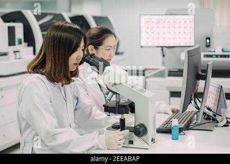Medico che lavora per analizzare campioni di sangue in laboratorio di ricerca scientifica. Concetto di chimica biologica ematologia HIV. Foto Stock