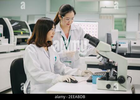 Medico che lavora per analizzare campioni di sangue in laboratorio di ricerca scientifica. Concetto di chimica biologica ematologia HIV. Foto Stock