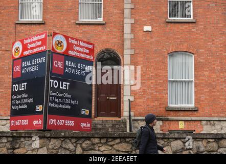 Dublino, Irlanda. 15 Feb 2021. Un uomo cammina oltre a Let segno nella zona di Ranelagh di Dublino. Credit: SOPA Images Limited/Alamy Live News Foto Stock