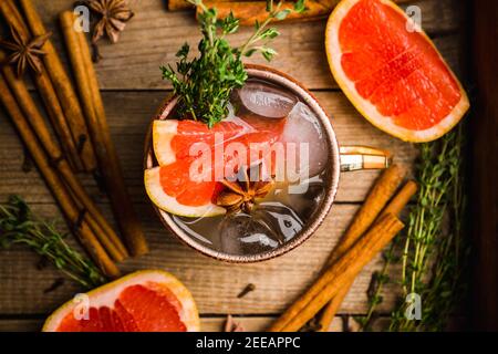 Mulo di pompelmo mosca in tazza di rame su sfondo rustico. Messa a fuoco selettiva. Profondità di campo poco profonda. Foto Stock
