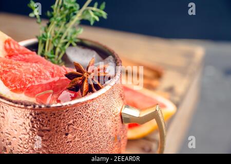 Mulo di pompelmo mosca in tazza di rame su sfondo rustico. Messa a fuoco selettiva. Profondità di campo poco profonda. Foto Stock