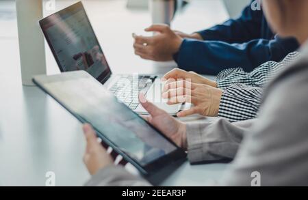 il personale di affari consulta analizzare il risultato del flusso di cassa finanziario dell'azienda. Concetto per riunioni aziendali di lavoro di squadra e fondo economico Foto Stock