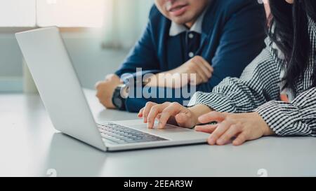 il personale di affari consulta analizzare il risultato del flusso di cassa finanziario dell'azienda. Concetto per riunioni aziendali di lavoro di squadra e fondo economico Foto Stock