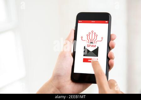 E-mail di notifica di spam o virus avvisata sullo schermo del telefono cellulare - concetto di cyberattack Foto Stock