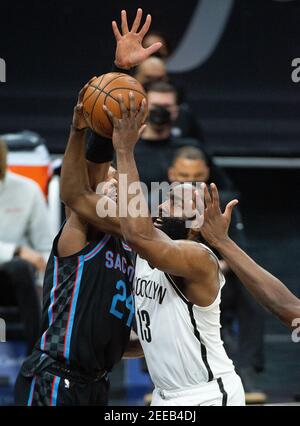 Sacramento, California, Stati Uniti. 15 Feb 2021. La guardia dei Nets di Brooklyn James Harden (13) passa davanti alla guardia dei re di Sacramento Buddy Hield (24) nel primo trimestre durante una partita al Golden 1 Center di lunedì 15 febbraio 2021 a Sacramento. Credit: Paul Kitagaki Jr./ZUMA Wire/Alamy Live News Foto Stock