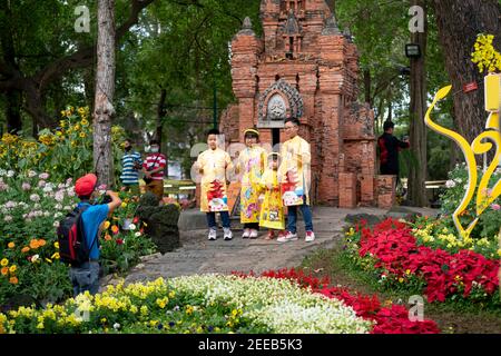 Città di Hochiminh, Vietnam - 14 febbraio 2021: Nel Capodanno lunare, i vietnamiti e i turisti erano nel parco di Tao Dan felici di godere l'atmosfera Foto Stock