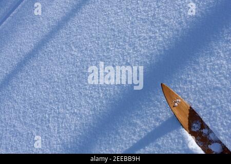 Inverno e neve nelle montagne scandinave. Neve appena caduta a terra. Punta da sci in legno a destra. Foto Stock