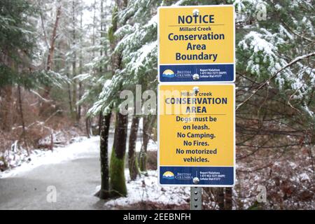 Courtenay, Canada - 24 gennaio 2021: Una vista del segno Millard Creek Conservation Area Boundary a Courtenay Foto Stock