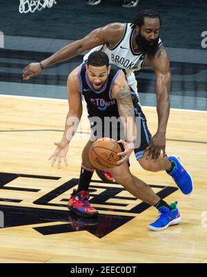 Sacramento, California, Stati Uniti. 15 Feb 2021. La guardia dei Re di Sacramento, Cory Joseph (9), è scosso dalla guardia dei Nets di Brooklyn James Harden (13) nel terzo trimestre durante una partita al Golden 1 Center di lunedì 15 febbraio 2021 a Sacramento. Credit: Paul Kitagaki Jr./ZUMA Wire/Alamy Live News Foto Stock