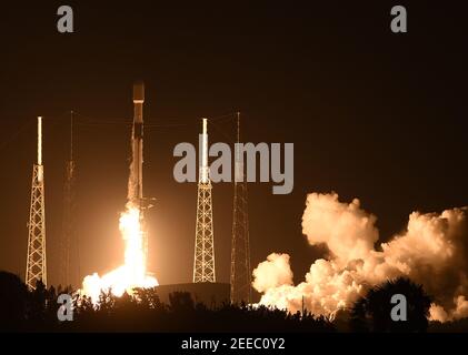 Cape Canaveral, Stati Uniti. 15 Feb 2021. Un razzo SpaceX Falcon 9 che porta il 19° lotto di circa 60 satelliti Starlink viene lanciato dal pad 40 presso la Stazione spaziale Cape Canaveral. I satelliti fanno parte di una costellazione progettata per fornire un servizio Internet a banda larga in tutto il mondo. Credit: SOPA Images Limited/Alamy Live News Foto Stock