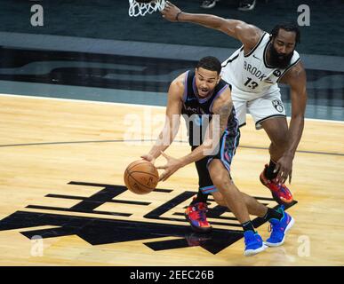 Sacramento, California, Stati Uniti. 15 Feb 2021. La guardia dei Re di Sacramento, Cory Joseph (9), è scosso dalla guardia dei Nets di Brooklyn James Harden (13) nel terzo trimestre durante una partita al Golden 1 Center di lunedì 15 febbraio 2021 a Sacramento. Credit: Paul Kitagaki Jr./ZUMA Wire/Alamy Live News Foto Stock