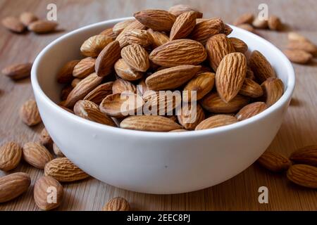 Vista delle mandorle in una ciotola. Utilizzare per un concetto di snack sano. Foto Stock