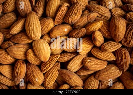 Vista dall'alto delle mandorle in un mucchio. Utilizzare per un concetto di snack sano. Foto Stock