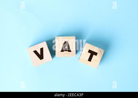 Concetto di IVA per tasse e tasse. Cubetti di alfabeto di legno . Messa a fuoco selettiva. Imposta sul valore aggiunto Foto Stock